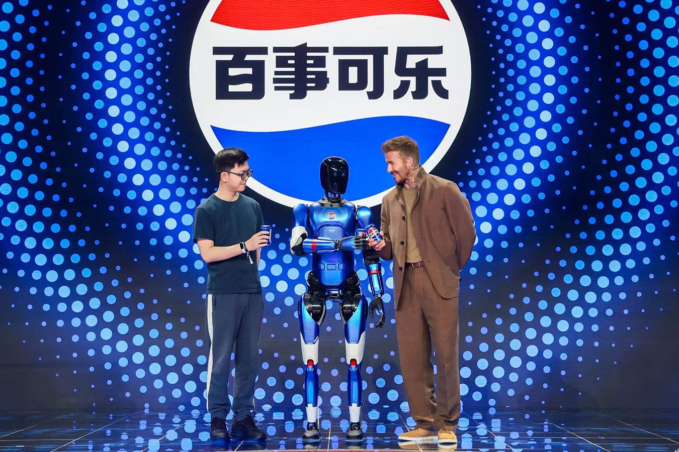 okooo机器人携手百事中国共创“百事蓝宝” 共燃渴望新章